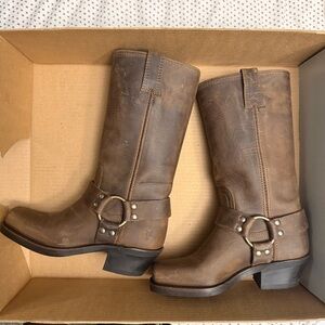 NWT Frye Harness 12R Boots Tan Size 5